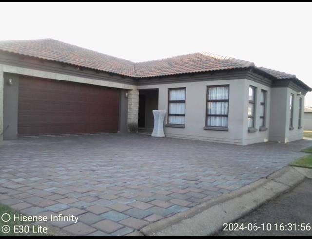 3 BEDROOM HOUSE FOR SALE IN THE ORCHARDS